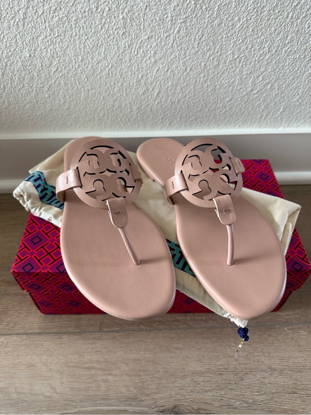 NIB Tory Burch Light Sand Soft Millers Miller Slides Flip Flops Sandals 9.5 Auth